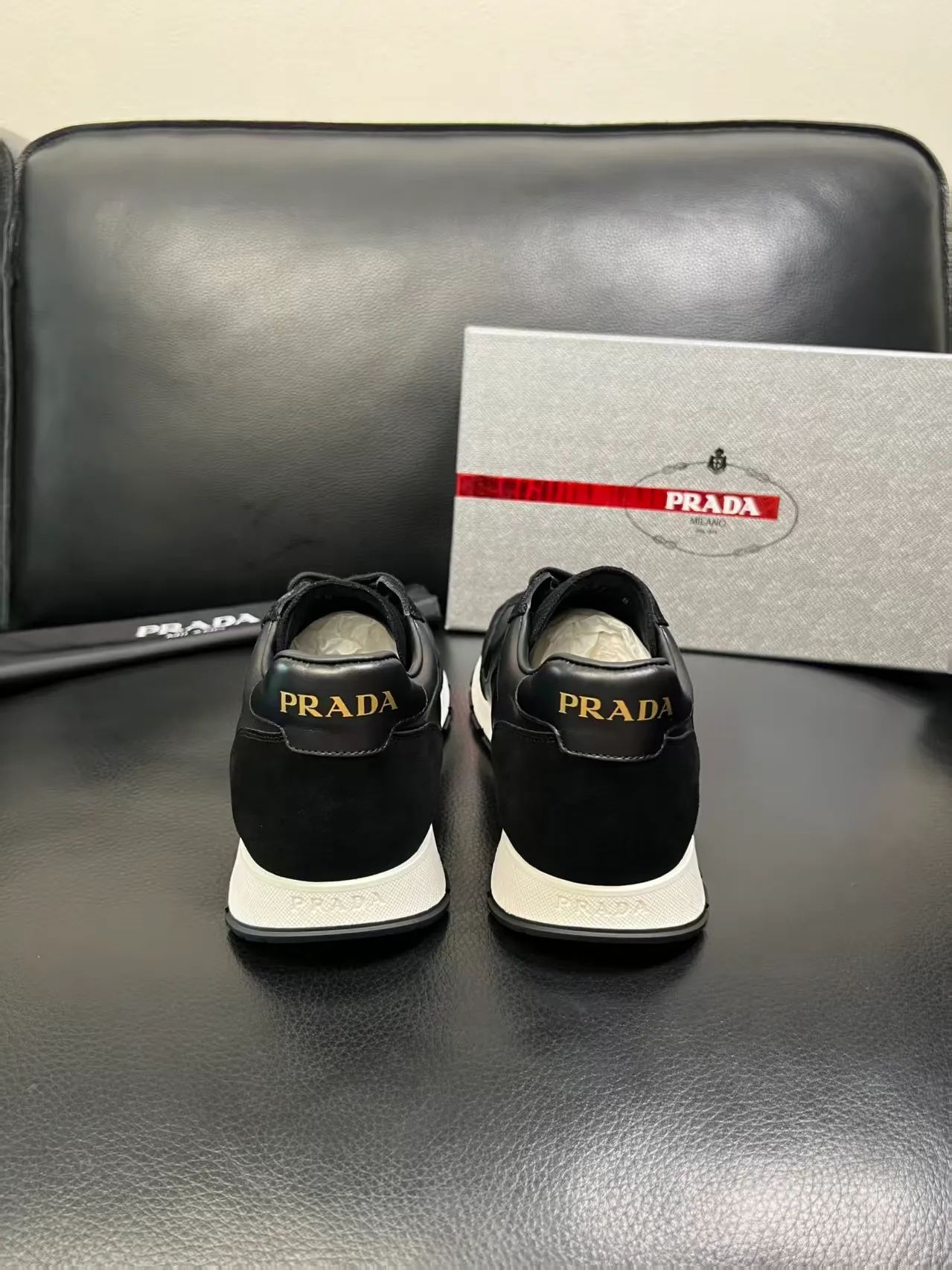 P440 38-45 Prada Prada’s new men’s leather sneakers, the highest version on the market, any comparison is welcome🆚! The original leather has excellent texture and is super high-end! Fetal sheep net lining imported from Italy, removable pad! Luxurious materials and fine workmanship, highly recommended! No. 058